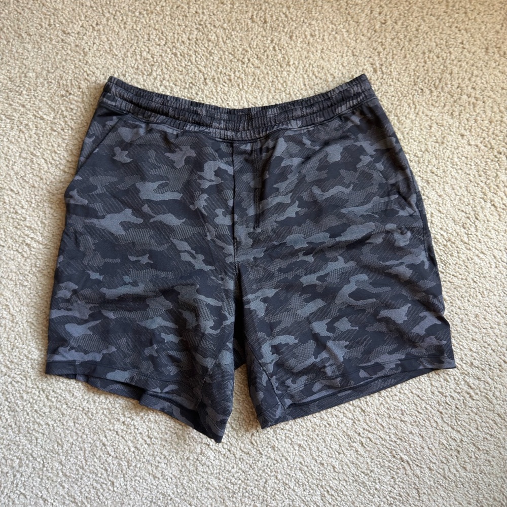 Lululemon Athletica Men's Gray Camo Pace Breaker Lined Shorts, size L, 9” inseam